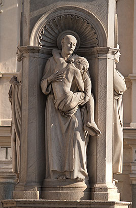 Escultura en la plaza de la isla tiberina